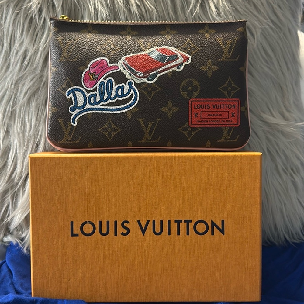 ❤️💙🤍SALE until MEMORIAL DAY $775❤️💙🤍

LOUIS VUITTON Double Zip Pochette